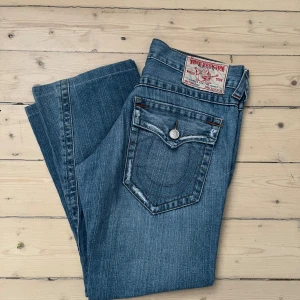 True religion  - Jätte fina true religion i bra skick med 43 cm i midjan rakt över och storlek 30. Innerbenslängd ligger på 31cm 