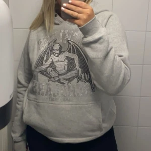 Reckless scholars hoddie - Intressekoll på min väldigt sparsamt använda reckless scholars hoddie. Helt slutsåld på hemsidan. Väldigt fick skick i storlek M. Säljer då den inte används. Nypris - ca 1400. Säljer för 800 eller högst givande 