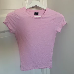 Rosa t-shirt från Gina tricot - Säljer denna populära rosa toppen från Gina ifrån deras ”soft touch” kollektion 🤍 den är endast använd typ 2 gånger! Säljer då jag vill ha en mindre storlek! Nypris är 160 kr 😊