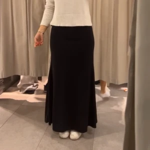 svart långkjol - svart lågmidjad långkjol från Zara i storlek S/M