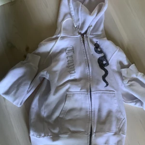 Rhinestone hoodie från trapper - Rhinestone hoodie från trapper  9/10 skick inte använd så mycket Riktigt fet Rhinestone hoodie nu till sommaren Pris kan diskuteras Nypris ca 700