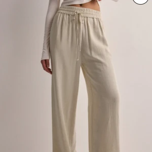 Linnebyxor - Linnebyxor från Selected femme, sparsamt använda i storlek 34. Nypris är 799