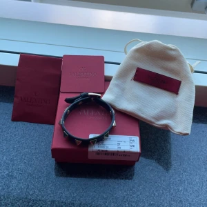 Valentino armband  - Hej! Intressekoll på mitt sjukt feta valentino armband, allt og finns. Hör av er👍 byten kan vara intressant.