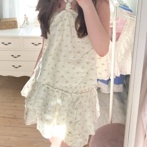 Beige guldigt set Zara - Säljer det här super fina setet från Zara som jag köpte för två år sen men har bara kommit till användning två gånger. Väldigt bra skick, någon liten sminkfläck på bandet men går säker bort i tvätten (se bild 3). 