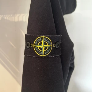 Stone island hoodie - Så gott som ny inköpt på NK Strl M
