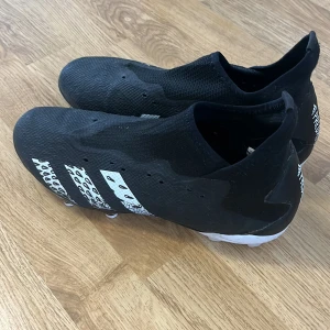 Adidas predator - Säljer mina fotbollsskor pga spelar inte längre, knappt använda Skick:9/10