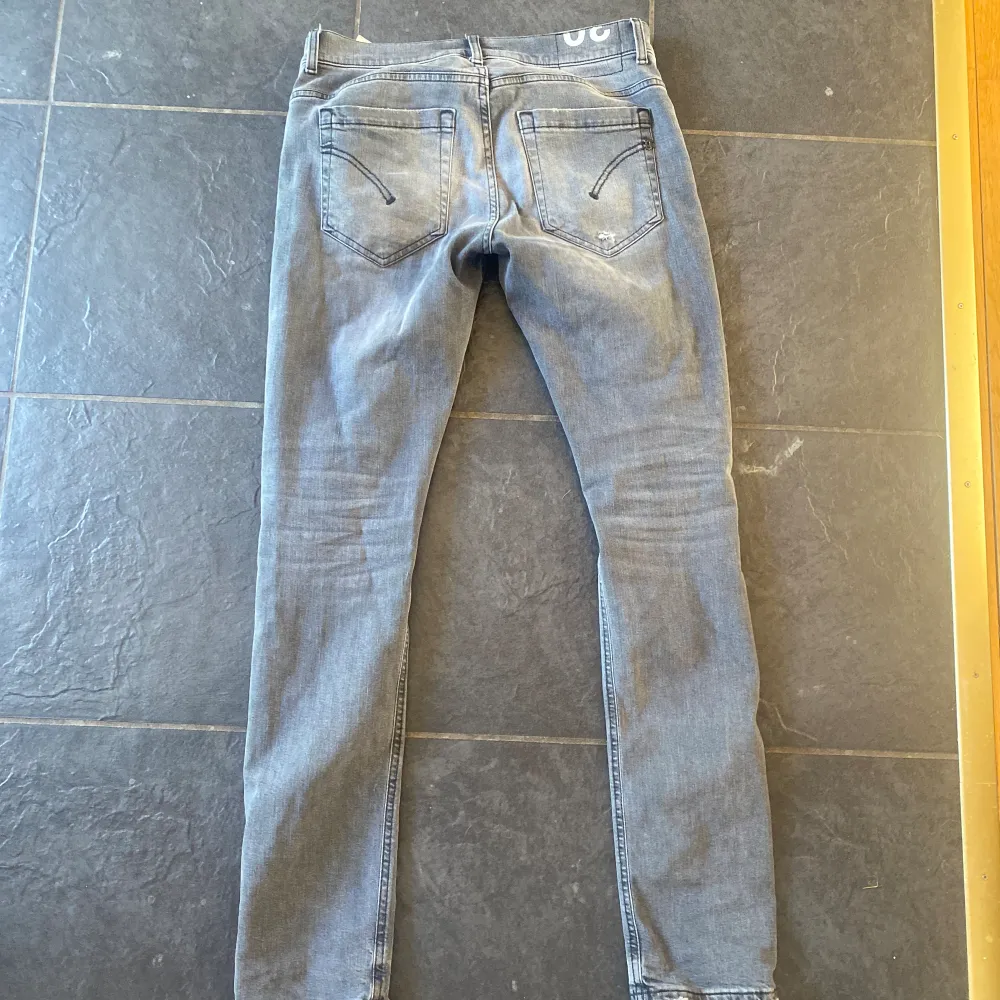 Säljer nu mina riktigt feta dondup jeans i strl 30. Perfekt skick❕ Skicka vid fler funderingar. Jeans & Byxor.