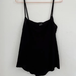 Topp - Topp i bomull från Gina som är lite längre fram och bak som syns på bilden är i storlek xs men passar även bra på S och M