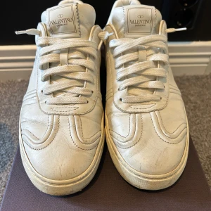 Valentino Flycrew! - Hej jag säljer nu mina valentino flycrews för att jag har växt ur dem! Det är hyfsat bra skicka 1 nit har lossnat på höger sidan av höger skon! Annars är det fint skick!! Det är storlek 40 men passar 41,5! Swish går! Kontakta mig vid frågor/ elliott!