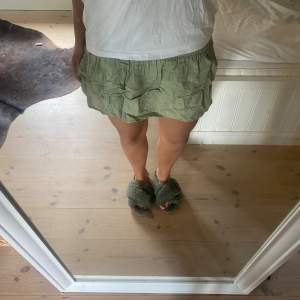 Superfin grön kjol från mango i väldigt bra skick⭐️  #kjol #mini #stockholmsstil #mango