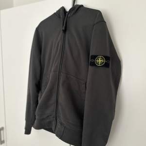 Zip Hoodie från Stone Island. Köpt på NK Stockholm Medium storlek Nypris går på 3 900kr Skickas endast. Skriv om du vill ha fler bilder eller prata om plagget. Jag gör inga byten och kommer ignorera skambud.