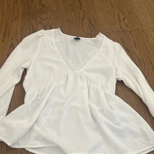 Sååå söt blus!!🤍 - Vit blus ifrån Vero moda, använd 1 gång.💕💕