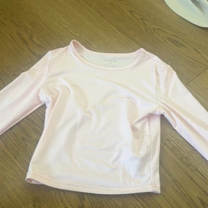  Söt, liten, rosa långärmad tröja!!💞💞 - Jätteskönt material, den är ganska tight på men den sitter jättefint. Använd ungfär 3 ggr❤️