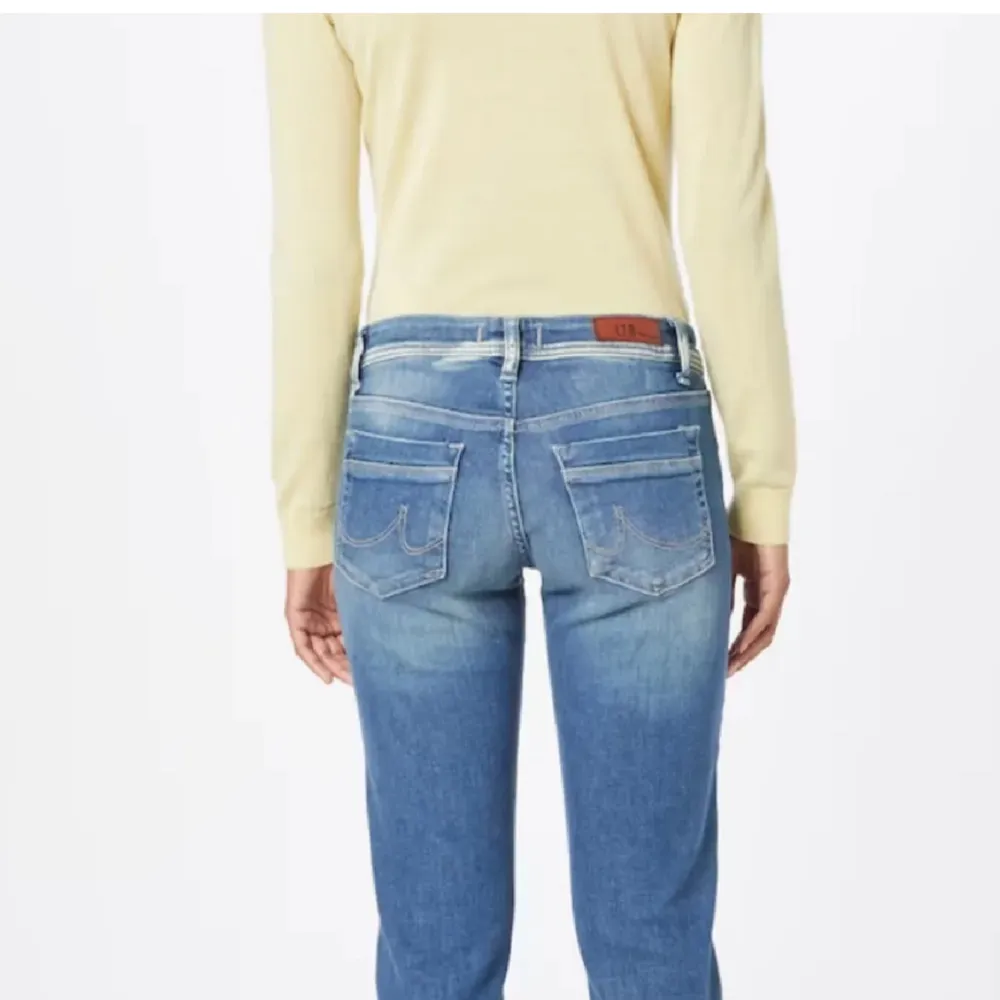 Säljer blåa LTB jeans i storleken 25/32🥰 toppen skick! Säljer då dem är för stora. Jeans & Byxor.