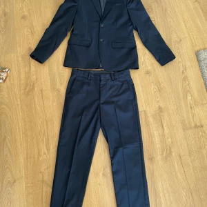 Blått kostym sätt, stl 164 - Säljer detta otrolig snygga kostymsätt från HM eftersom att jag växt ur det Det är storlek 164 Fint skick Om du också behöver en ny skjorta så säljer jag en blå, skriv så kan jag fixa i samma frakt så det blir billigare😉 Hör gärna av dig vid frågor!😃