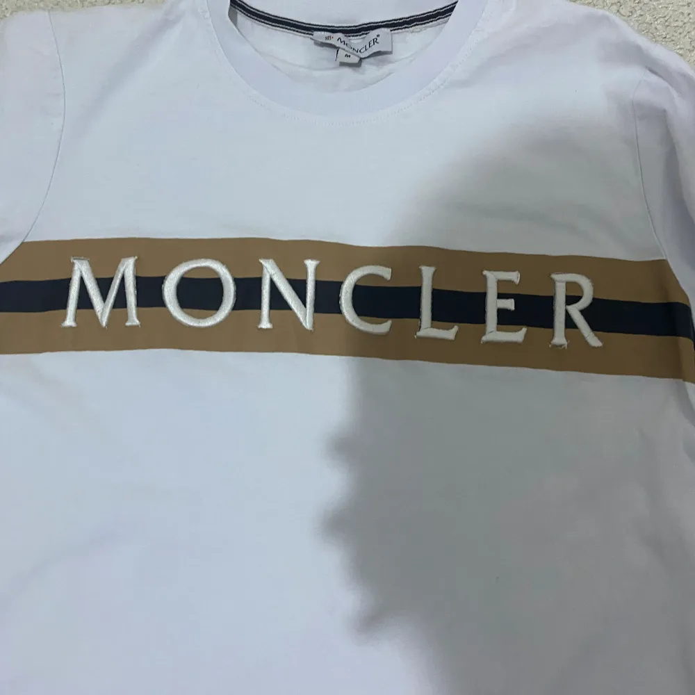 Vit Moncler t-shirt Skick 8/10 Helt ren och knappt använd T-shirt perfekt för sommar Kan fixa fler bilder!!! . T-shirts.