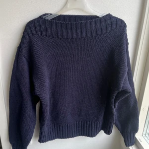 Mörkblå stickad tröja - Jättefin mörk/marin blå stickad tröja från Gina. Fint stickad vid hals kragen 🥰