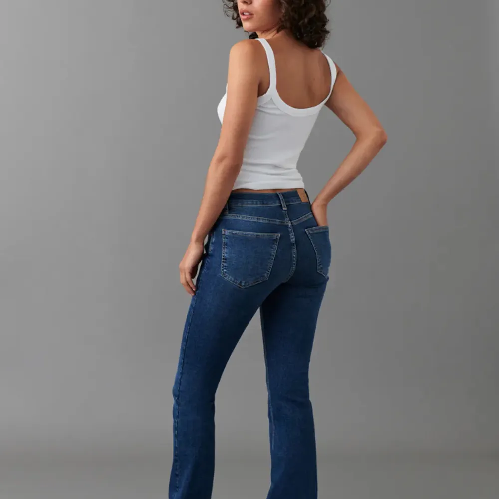Ett par super fina blåa bootcut jeans från Gina tricot. Säljer för att dom blivit förstora. Pris kan diskuteras och man kan självklart få fler bilder💕 Nypris: 500kr. Jeans & Byxor.