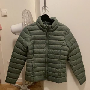 Vinter/vår jacka  - Säljer nu de här as snygga och sköna jackan, helt ny och aldrig använd endast testad!! 😆jag säljer de för att de passar inte mig, köpta från ONLY🙏 storleken på jackan är S.  (Kostnad av frakt)