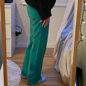 High waist wide/baggy jeans strl 34 i superfin grön färg från Zara💚✨ Tyvärr blivit för små för mig! 