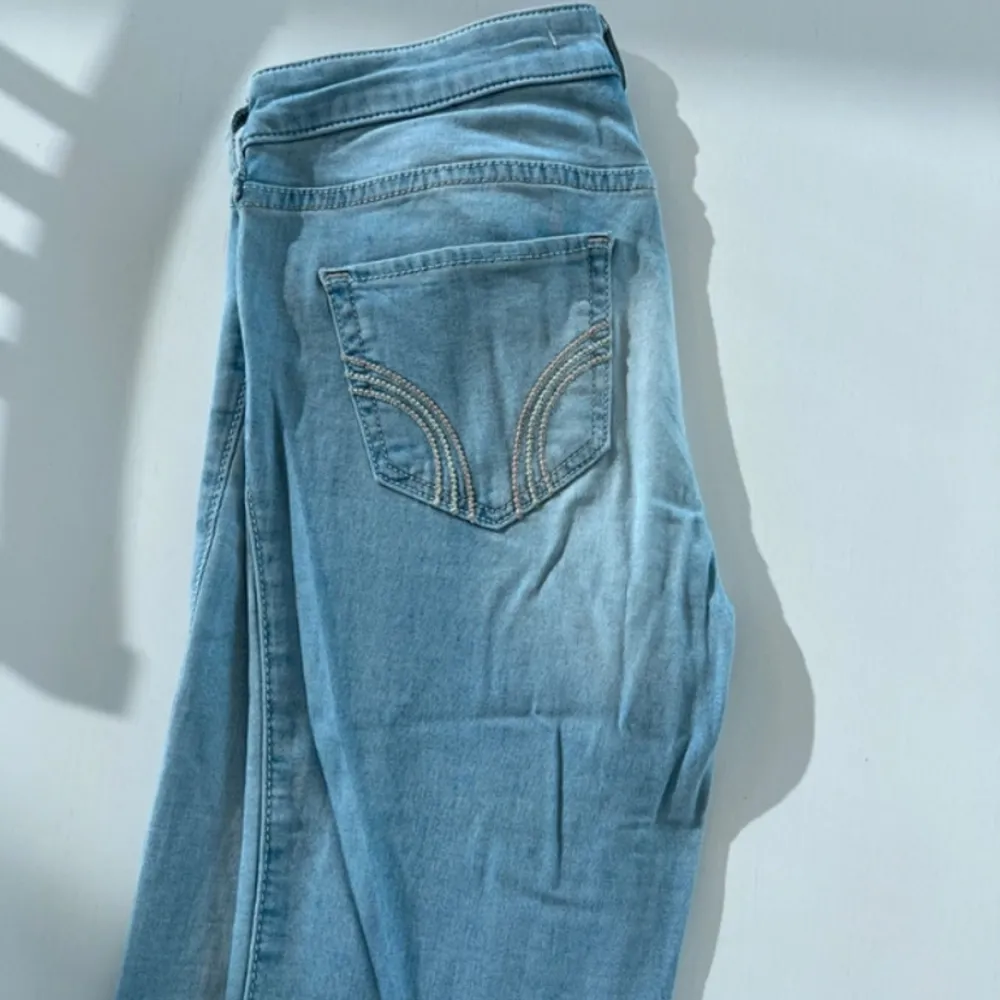 Ljusa jeans från Hollister i fint skick. Lite slitna i en av hylsorna (se bild). W27 L31. Jeans & Byxor.