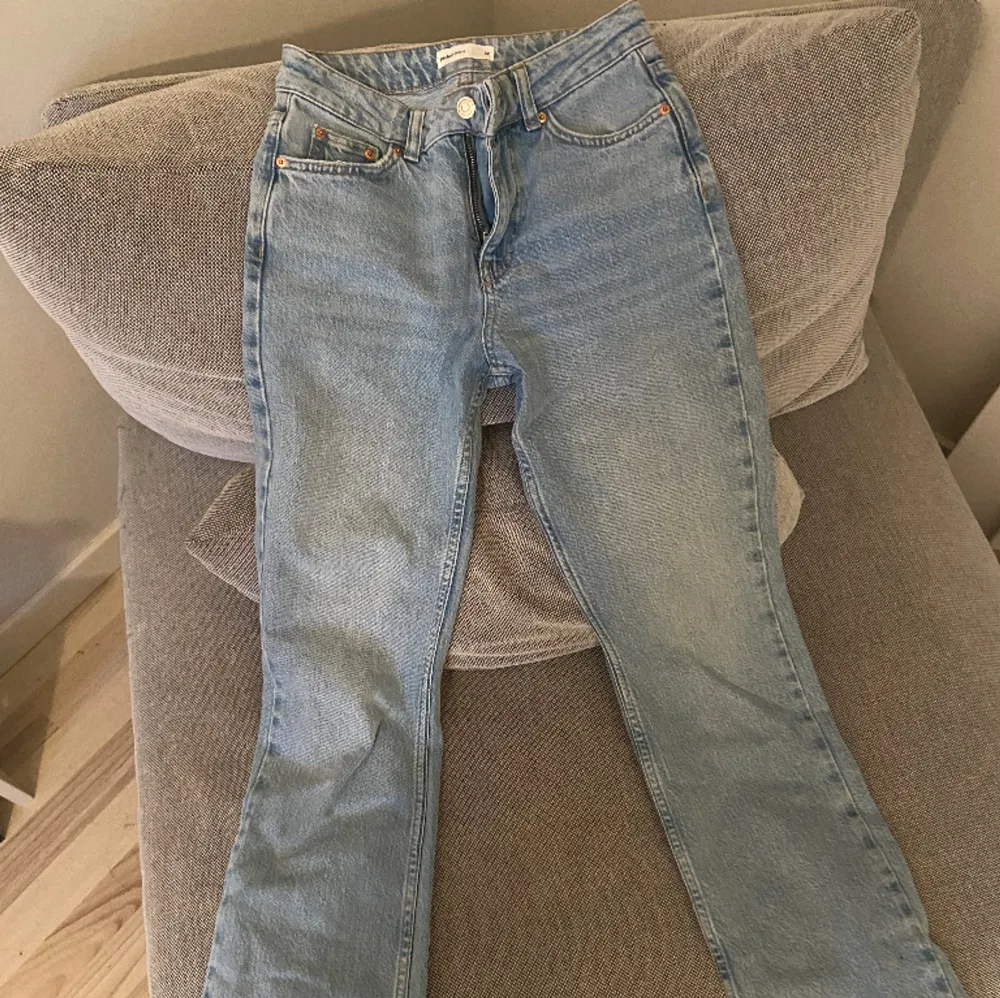Ljusblå högmidjade tighta jeans med lite bootcut. Storlek 32. Aldrig använt. Säljer pågrund av att dem är för små. . Jeans & Byxor.