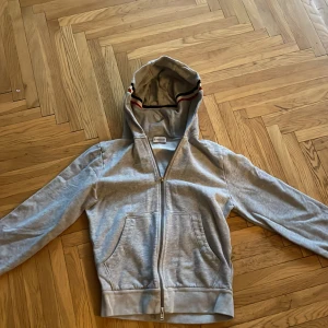 Moncler zip hoodie - Jag säljer en riktigt fet moncler zip nästan helt oanvänd och är i jätte bra skick och är riktigt fet hör av dig om du ör intresserad 