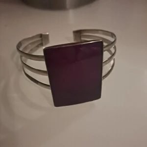 Gulligt armband  - Guligt armband med lila sten ! Aldrig använd😊