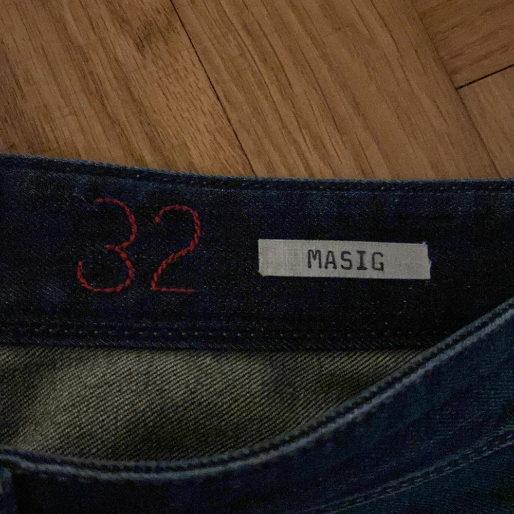 Replay jeans i storlek 32/32, dem är i bra skick men har täcken på användning, hör av er vid funderingar och frågor?. Jeans & Byxor.