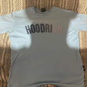 Säljer Hoodrich tröja som jag inte använder längre tröjan är i storlek M. Den är knappast använd 
