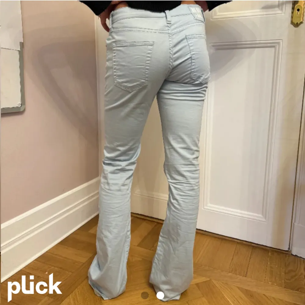Jättesnygga och tendiga ljusblå jeans från märket BIG STAR. Midjemått 80, lite långa på modellen som är 163, men går att sy upp. Skulle säga att dem är som en S. Supersnygga med inga defekter!!. Jeans & Byxor.