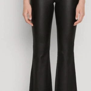  skinnbyxor  - Säljer mina lågmidjade skinnbyxor från only då det inte kommer till användning. Super fina och endast använda 1-2 gånger. Skriv gärna för fler bilder eller frågor🩷nypris 500kr