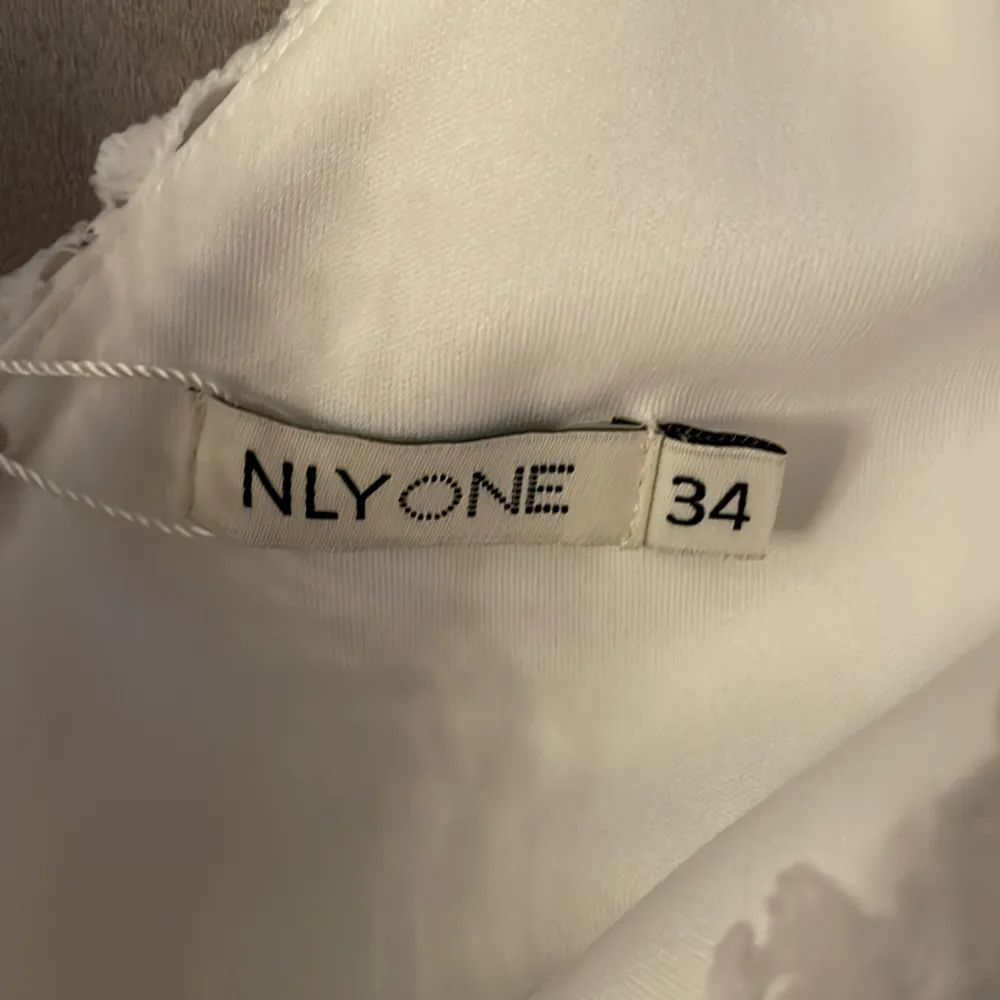 Säljer denna fina vita klänning från NLYONE i storlek 34. Klännigen är helt ny och lappen finns kvar. Klänningen går över knäna🤍. Klänningar.