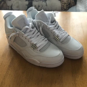 Jordan 4 - Pure moneys  - Säljer ett par pure moneys. Köpte de för att sälja på typ StockX men nu när priset för Jordan 4 har gått ner tänkte jag att det var enklare att sälja de här istället. De är storlek 44, qr koden på insidan går att scanna, box finns också. 