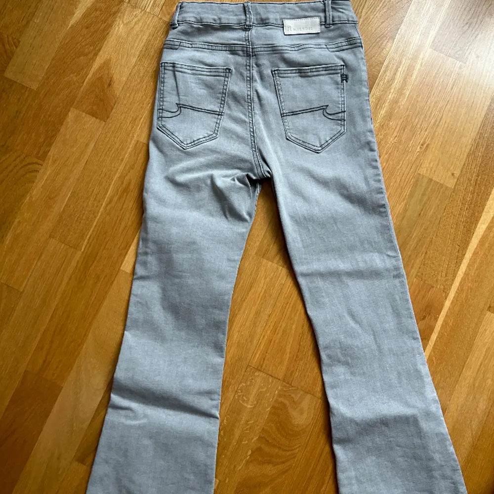 Grå bootcut jeans ifrån blue ridge 💗 Dem är i jätte bra skick, säljer eftersom de är för små💗 Köparen står för frakten. Jeans & Byxor.