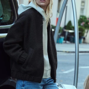 Teddy bomberjacka  - Säljer denna jättesnygga jackan för den inte kommer till användning, perfekt till våren! Endast använd två gånger. Helt slutsåld på zaras hemsida, storlek M 💞nypris 700