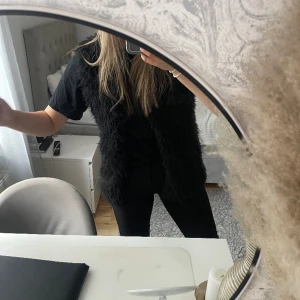 Päls väst  - Säljer denna päls väst som aldrig kommer till användning. Den är nästintill oanvänd!🩷