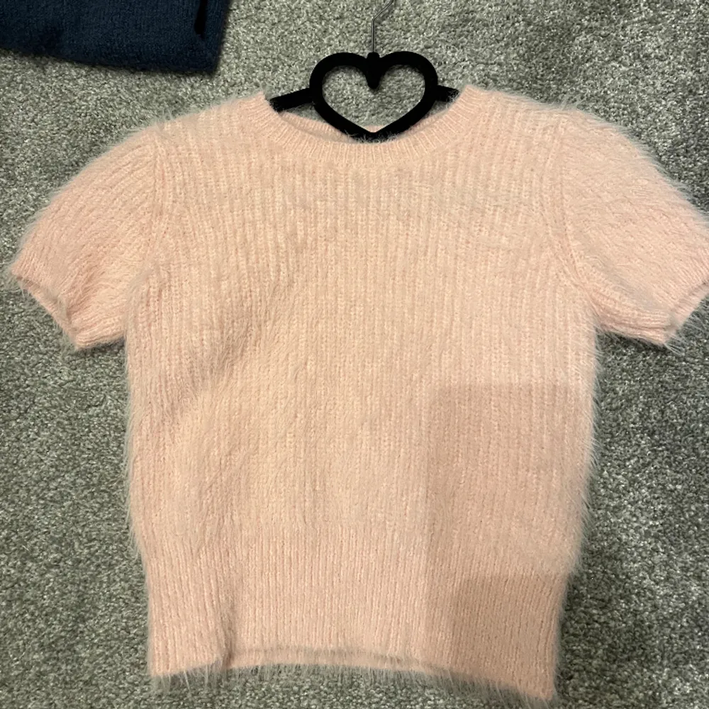 Säljer denna trendiga stickade tröjan från zara som är helt slutsåld.  jättefint skick endast använd en gång. Super skön och  fin rosa färg💕 . Stickat.