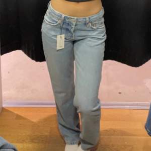 Dem fina low-waist jeansen från lager157 i storlek XS 