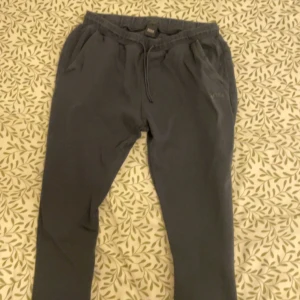 Hugo boss byxor - Tjena säljer mina Hugo box byxor i storlek M. Dom är i färgen navy blå. Fräscha, sköna, öppna där nere och i bra skick. Hör gärna av er :)