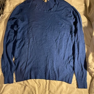Blå burberry tröja  - Blå burberry tröja i 100% merino ull  Endast använd 1 gång, ren och fin  Storlek L  