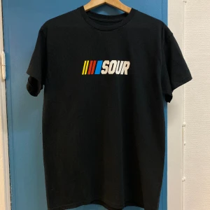 Sour tee  - Sour skateboard te  Oanvänd.  Nypris 450kr