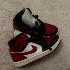 Jordans  - Röda jordans 