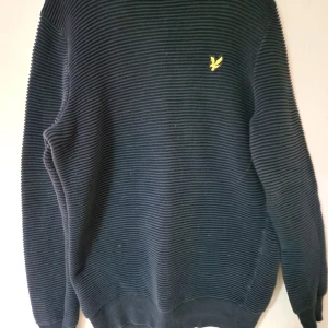 Stickad Lyle&scott  - Storlek m mörk blå stickad fint skick nypris 899. 