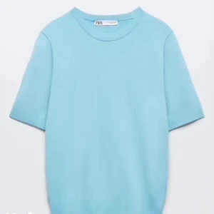 Ljusblå kortarmad stickad tröja zara - Ljusblå/turkos kortarmad stickad tröja zara.  Köpt second hand. Är i storlek large men sitter som storlek medium eller small. Kontakta mig privat vid frågor eller intresse 💗