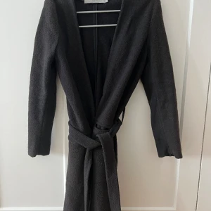 Kappa - Svart/grå tunnare kappa.