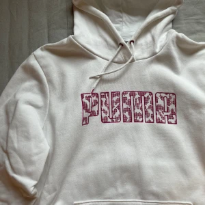 Puma hoodie - Använd fåtal gånger och ser ut att vara ny. Väldigt liten i storleken. Det är en L men sitter som en S