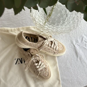 Skor från Zara 220 kr Storlek 41 - Jag köpte ett par nya skor men dem var för stora för mig, de är endast provade och köpta för 250 kr på rea