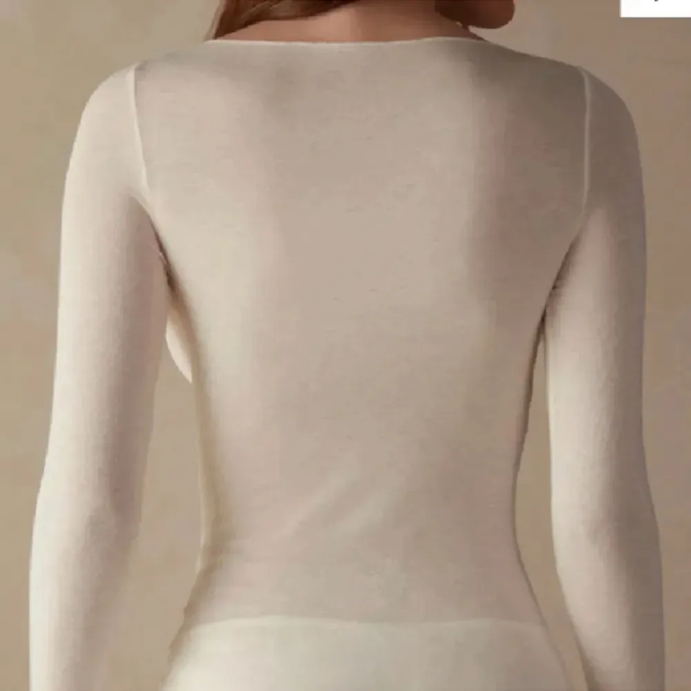Säljer denna fina vita tröja från intimissimi, då den inte kommer till användning. Den är som ny då jag knappt använt den💗. Toppar.