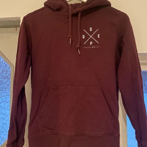 Dope hoodie - Vinröd hoodie ifrån dope   Jättefint skick  Något liten i storleken 
